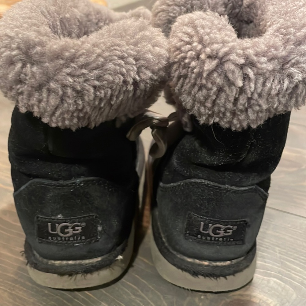 Black girls Uggs size 2